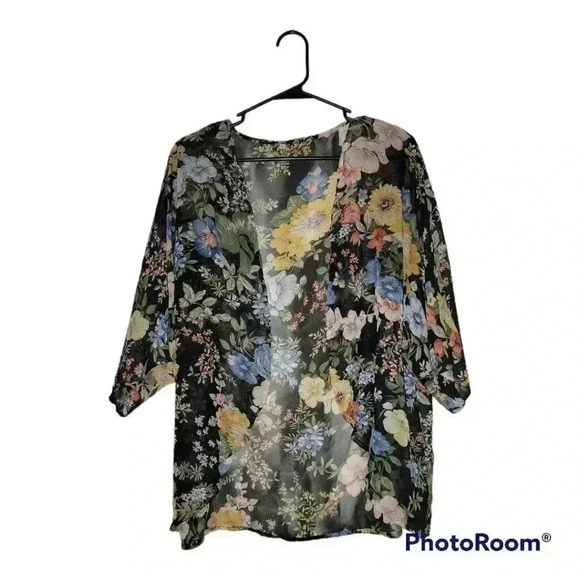 Womens size small beautiful floral cover up in like new condition! - Picture 1 of 2